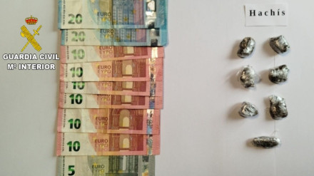 Droga y dinero requisados al presunto camello