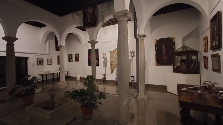 Uno de los patios de las Carmelitas Calzadas que acoge la exposición Misericordiando