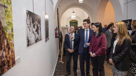 Momento de la inauguraciónLa Galería de la Arpillera del Palacio de la Merced acoge, desde este jueves y hasta el próximo 27 de febrero, la exposición 'Herencia, Luz y Fe', muestra que recoge el trabajo de la Asociación de Fotógrafos Cofrades de Córdoba (Fococor) y que cuenta con la colaboración de la Diputación de Córdoba.POLITICA DIPUTACIÓN DE CÓRDOBA