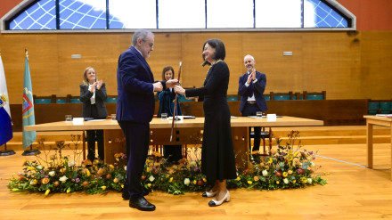 Ángel Pazos, rector saliente y Conchi López, nueva rectora.