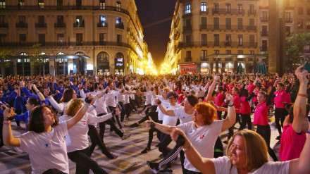 Imagen del flashmob jotero de 2024 en la plaza del Pilar.