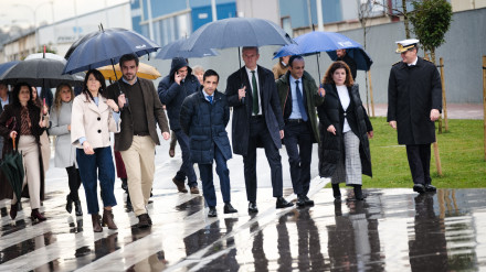 La comitiva presidida por Rueda durante el recorrido por la zona del puerto