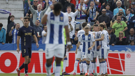 Los jugadores del Leganés celebran tras marcarle un gol al Deportivo Alavés