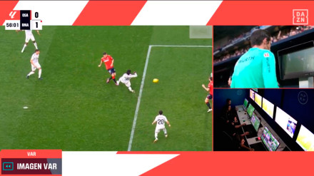 Acción del penalti de Camavinga sobre Budimir en el Osasuna-Real Madrid
