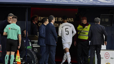 Jude Bellingham se retira del terreno de juego tras ver la cartulina roja.