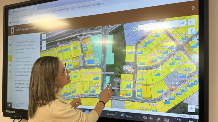 Olga Ameiro ante el nuevo visor de los polígonos