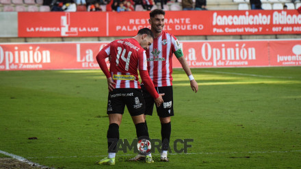 Kike Márquez y Carlos Ramos, del Zamora CF, celebran el tanto