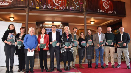 17/02/2025 Rocío Blanco en la presentación de la revista 'Artesanos. La otra mirada del Carnaval' en el Teatro Falla.POLITICA ESPAÑA EUROPA ANDALUCÍAJUNTA DE ANDALUCÍA