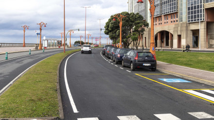 Obras de asfaltado en el Paseo Marítimo, a la altura de As Lagoas