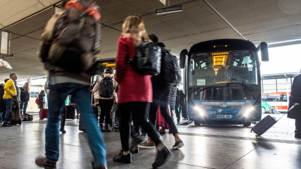 Pasajeros en la estación de autobuses de Granada, Andalucía.