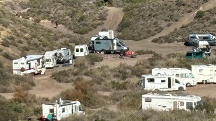 Autocaravanas estacionadas en un paraje natural de Águilas