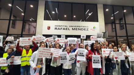 Concentración de sanitarios a las puertas del hospital de Lorca el 12 de febrero