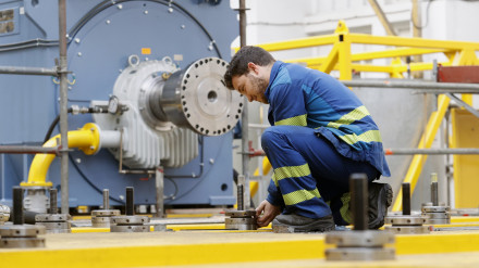 Foto de archivo de un operario de Navantia en la Frabrica de turbinas de Ferrol