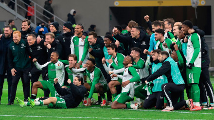 El Feyenoord celebra el pase a los octavos de final de la Champions en la repesca tras eliminar al Milan