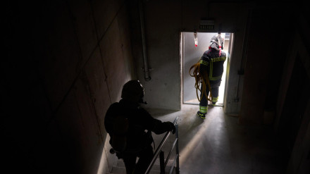 Bomberos trabajando durante el incendio