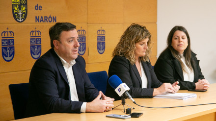Valentín González Formoso, Marián Ferreiro y Cristina García en el Ayuntamiento de Narón