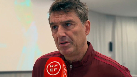 Massimo Busacca, jefe los árbitros de la FIFA, ante el micrófono de la RFEF