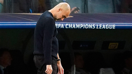 Pep Guardiola, con gesto abatido en el Estadio Santiago Bernabéu tras perder con el Manchester City