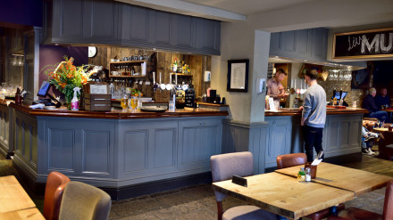 Camarero que atiende en el interior del hotel Bed & Breakfast y del bar público