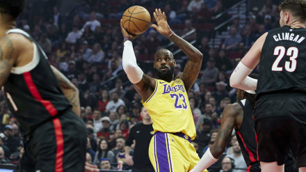 LeBron James tirando a canasta en el partido frente a los BlazersAssociated Press/LaPresse