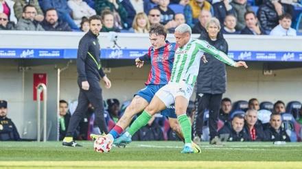Hugo Vallejo, durante un partido con el Huesca