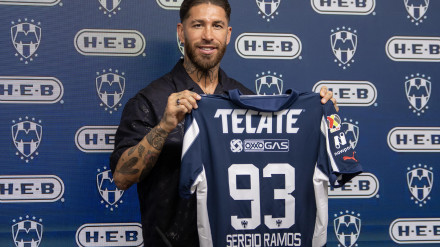 El jugador sevillano llevará el 93 en su camiseta en Rayados.