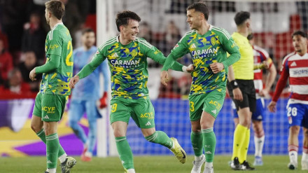 Los jugadores del Zaragoza celebran el gol de su equipo