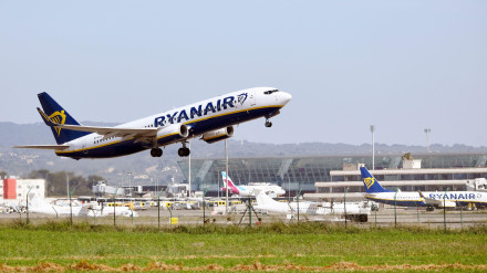 Avión comercial despegando del aeropuerto de Son Sant Joan de Palma de Mallorca