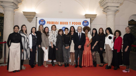 Foto familiar de la entrega de los premios 'Mujer y Poder'El Palacio de la Merced, sede de la Diputación de Córdoba, ha acogido este viernes la gala de entrega de los premios 'Mujer y Poder', unos galardones que reconocen la labor de mujeres a favor de la igualdad en diversas disciplinas como la ciencia, el deporte, la cultura, la gastronomía y el emprendimiento.POLITICA DIPUTACIÓN DE CÓRDOBA