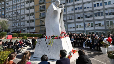 Numerosas personas se reúnen a las puertas del Hospital Gemelli para rezar por el Papa Francisco