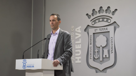 Paco Muñoz, teniente de alcalde de Economía y Hacienda, durante la rueda de prensa