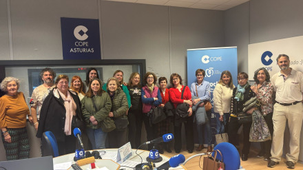 Usuarios de los centros socilales de Oviedo visitan COPE Oviedo