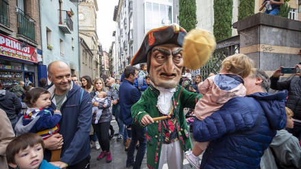 Patxi Laborda recuerda a Mari Ganuza en el día de su despedidaP: L: PamplonaT: San Fermín Txikito. Comparsa.