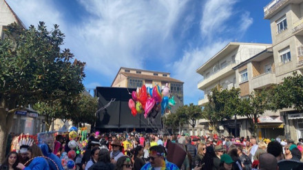 Las calles llenas durante los días grandes del Triángulo Máxico do Entroido