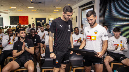 Gayà recibe el reconocimiento de sus compañeros