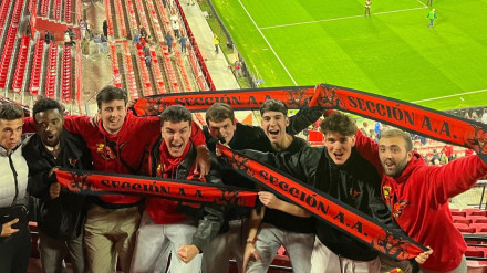 Imagen de los aficionados de la peña AA en el Sánchez Pizjuán