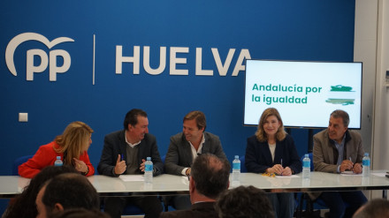 Antonio Repullo, secretario general del PP de Andalucía, junto a la cúpula popular de Huelva
