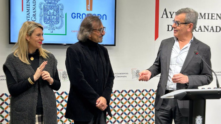 Antonio Carmona ha asistido a la presentación informativa del espectáculo con el concejal de Cultura de Granada, Juan Ramón Ferreira