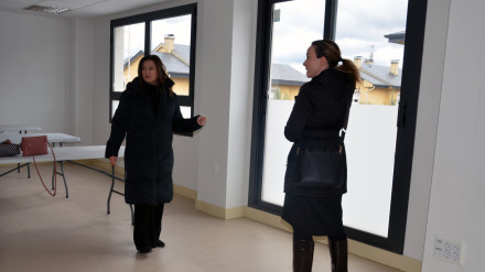 Las concejales de Acción Social y Mayor, en una visita a las instalaciones