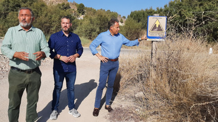 El alcalde de Lorca junto a concejales en el cauce del río cubierto por la maleza