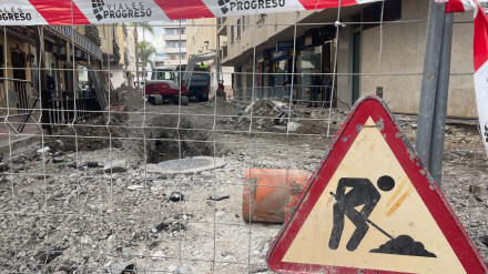 La calle Granada de Almuñécar renueva sus redes hidráulicas gracias a la Mancomunidad de la Costa Tropical