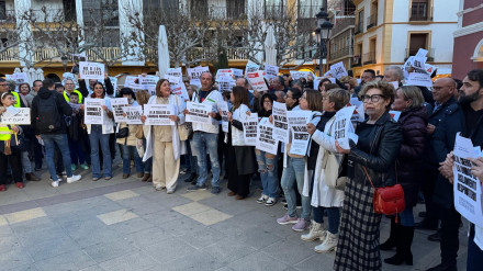 Manifestación de sanitarios del hospital de Lorca en la plaza de Calderón