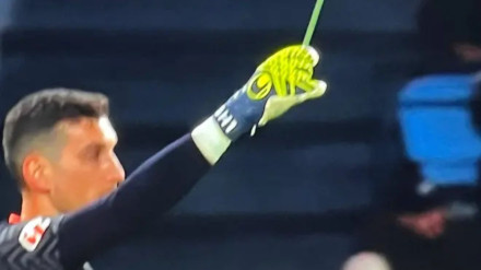 Sergio Herrera muestra el objeto que encontró en su portería