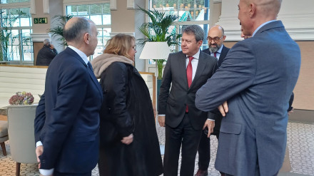 Santano apremia a Francia a mostrar su compromiso con la línea internacional