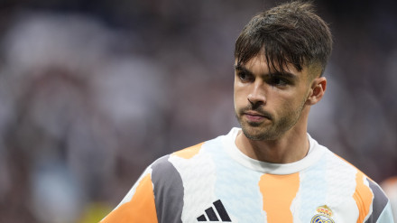Raúl Asencio del Real Madrid observa durante la Liga española, LaLiga EA Sports, partido de fútbol jugado entre el Real Madrid y el Girona FC en el estadio Santiago Bernabéu el 23 de febrero de 2025 en Madrid.