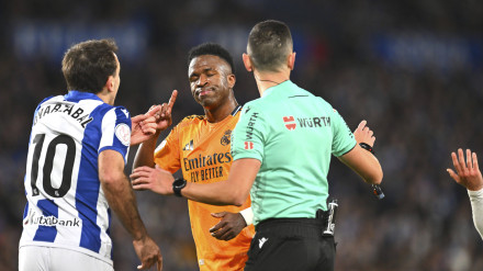 Oyarzabal y Vinicius hablan con Sánchez Martínez tras pararse el partido por los insultos.