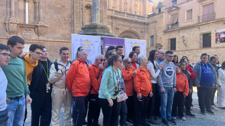 La consejera Carmen Conesa y el presidente de Cermi Murcia, Pedro Martínez, junto con beneficiarios de las actividades de ‘Activa tu ocio’