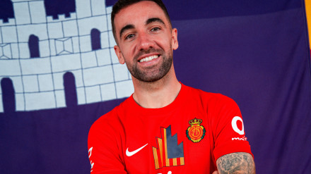 Sergi Darder posa con la camiseta con motivo del Dia de Balears