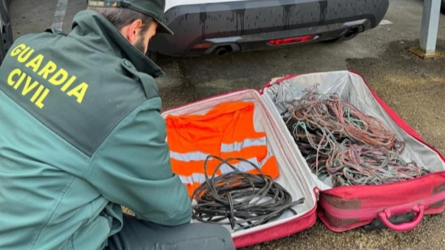 Un agente de la Guardia Civil ante parte de los cables robados
