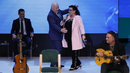 El presidente de la Cámara autonómica, Jesús Aguirre, baila unas sevillanas con la cantante María del Monte, durante el acto institucional de entrega de las distinciones de Hijo/a Predilecto/a y las Medallas de Andalucía, este viernes en Sevilla. EFE/Julio Muñoz